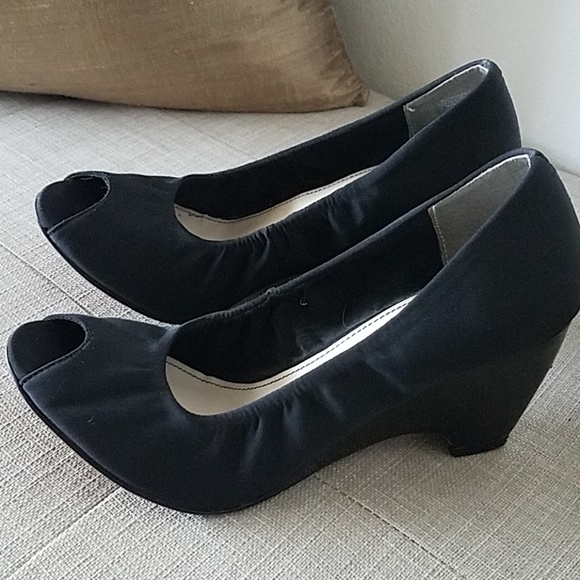 bandolino peep toe wedge